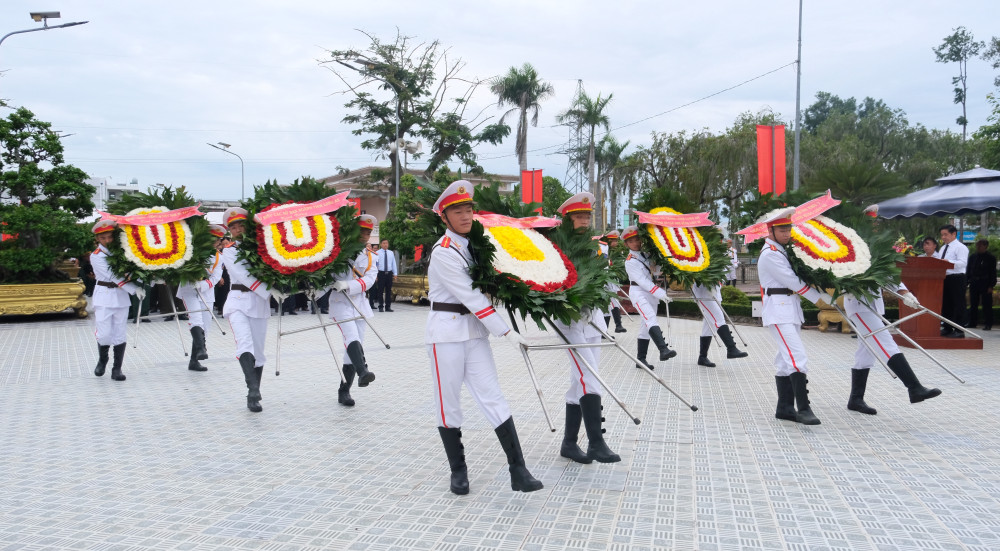 Đoàn đại biểu đặt vòng hoa tại Nghĩa trang liệt sĩ tỉnh Long An.